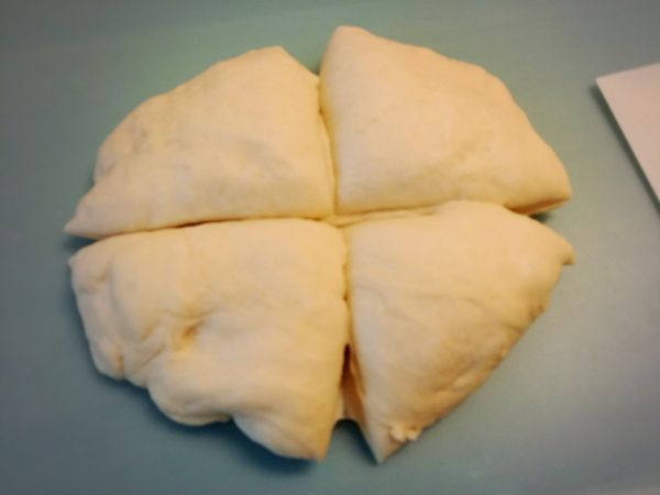 麵團鋪成圓形壓出空氣，分四等分，每分約85g