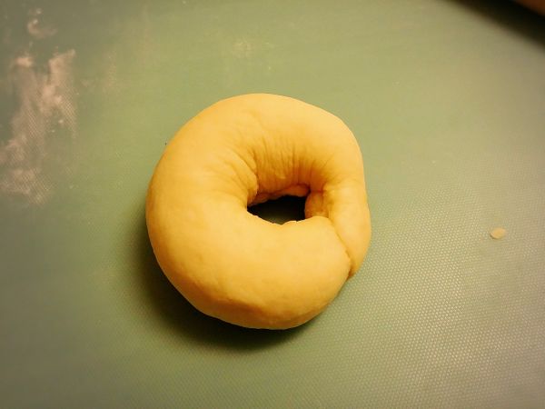 兩端拉近捲成環狀，傘狀壓扁那端包住細的一段