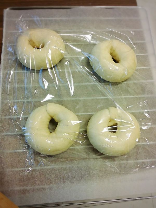 壓密的長邊朝下，麵團靜置45分發酵，可放烤箱不開開關，放一碗熱水讓麵團發