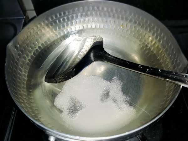 燙麵團需準備一鍋水600cc，兩大匙細砂糖，煮滾後關小火，麵團放入兩面各約20秒後瀝乾起鍋(記得麵團接縫朝下)