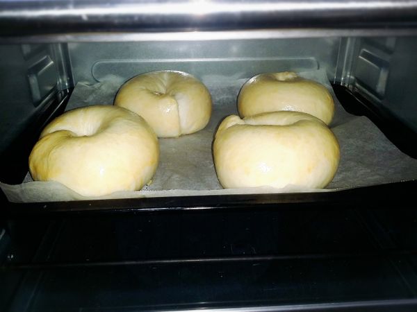 烤箱預熱210度，烤約8分鐘轉向再烤8分鐘，總共烤約16-18分