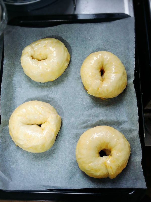 表面塗上蛋液，也可不塗