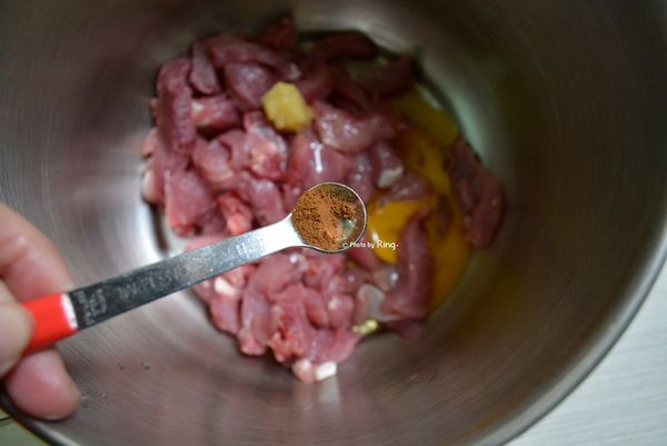 將胛心肉切條狀，五香粉請勿加太多，以免味道太重 Ⓡ