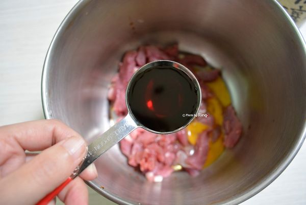 後續再加入[調味料１]全部材料，拌均勻後，靜置醃20分鐘 Ⓡ