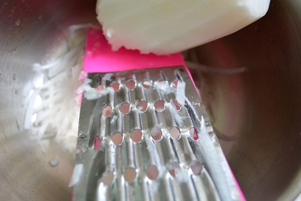 再把蘿蔔刨粗絲，待用 Ⓡ