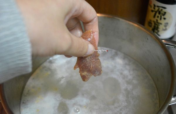取一只鍋子，放入適量的水，待水滾後，將醃好的肉條一塊塊放入滾水中汆燙、瀝乾、待用 Ⓡ