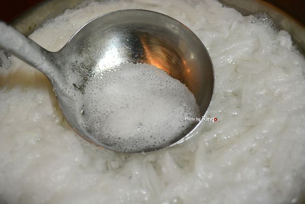 另在鍋中倒入1500g的水，加入刨好的蘿蔔絲，以中小火煮滾。在煮其間，將浮在湯上的小泡沫將它撈除，這樣煮出來的湯更加清澈 Ⓡ
