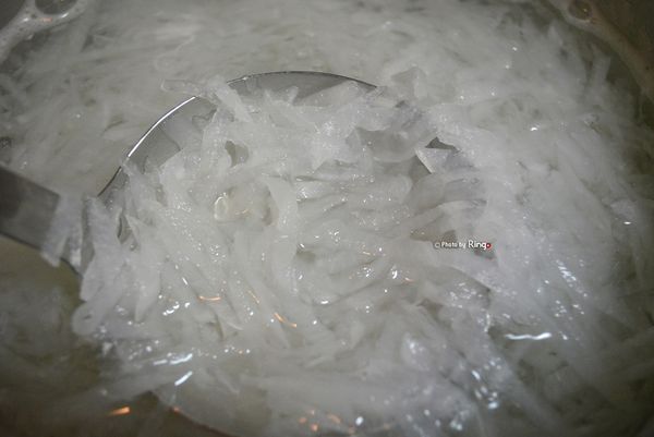 蘿蔔絲煮至變透明即加入汆燙好的肉條、[調味料2]全部材料，再斟酌加以調味 Ⓡ