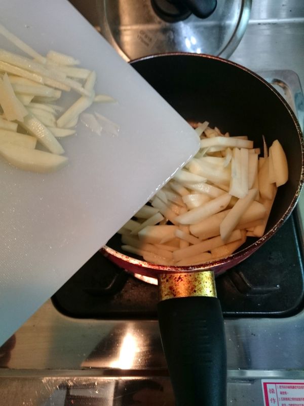 馬鈴薯切絲，倒一匙食用油入鍋，把馬鈴薯放進去鍋中