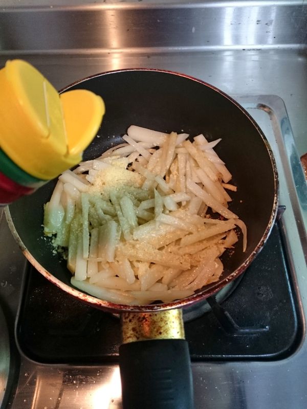 馬鈴薯快熟時,撒些起司粉

翻面，把他煎的酥黃

再撒上起司粉

就可以起鍋享用了