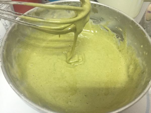 將麵糊分成兩份，一份加入抹茶粉，一份加入芝麻粉，攪拌均勻
