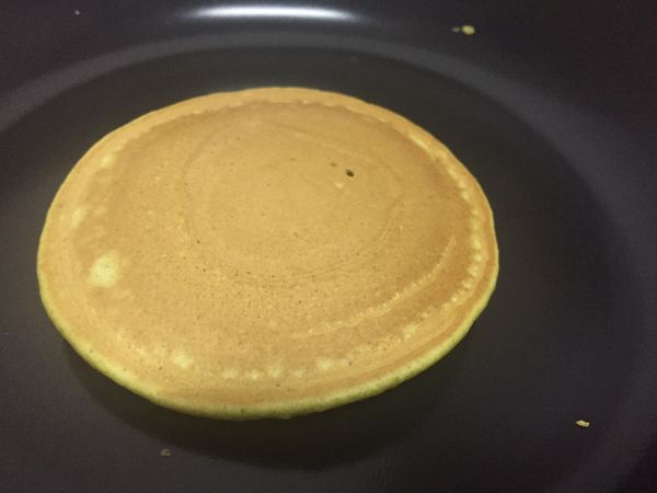 可以得到顏色很美的鬆餅哦！翻面後再煎一分鐘左右就完成