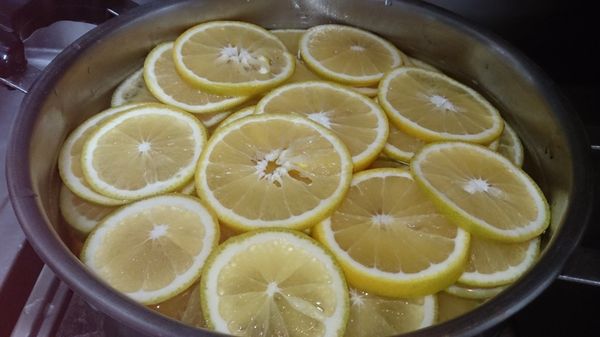 用乾淨的菜瓜布先將柳丁和柳橙刷洗乾淨，再切成約0.5~1cm的厚度放鍋中加水煮滾。
等水滾後持續滾5~10分後關火，將水倒掉，這是第一次煮。
倒掉水後再將鍋子加水(約8分滿)，再次煮滾，這是第二次煮，等水滾後持續滾約15分再關火。