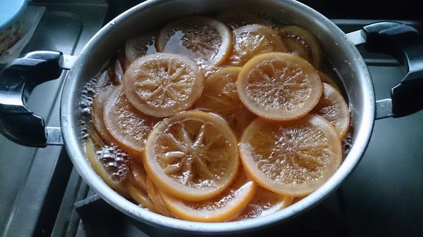 等鍋中的橙片煮到白色纖維都變色關火用保鮮膜包好，等鍋子不熱後放冰箱一晚。
隔天約中午再將鍋子取出開小火加熱，煮滾後持續煮到果肉變半透明再關火取出橙片。