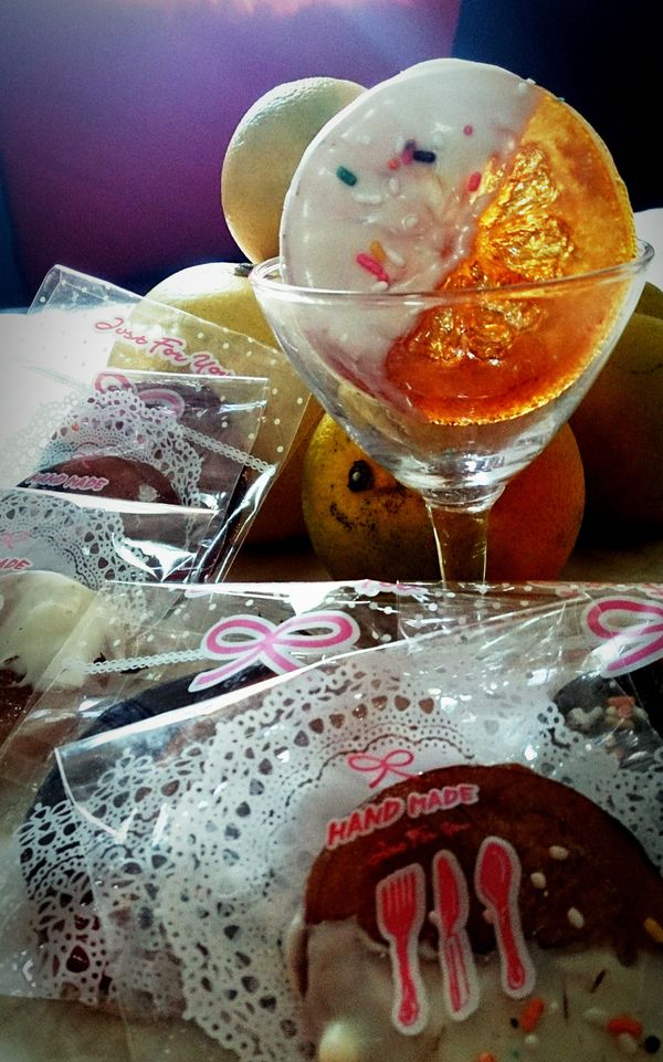 最後，如果要送人只要買漂亮的透明袋子一片片裝好就可以了，也可以在巧克力未乾前撒一些彩色糖球做裝飾喔!