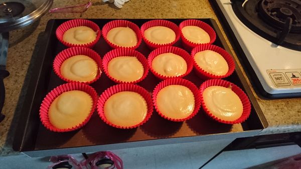 取三分之一蛋白雙，拌入蛋黃糊中攪拌均勻，在全數倒回蛋白霜的容器內將兩者拌勻，即可倒入小型紙模具中
(再將蛋糕糊倒入模具之前可以先去預熱烤箱)