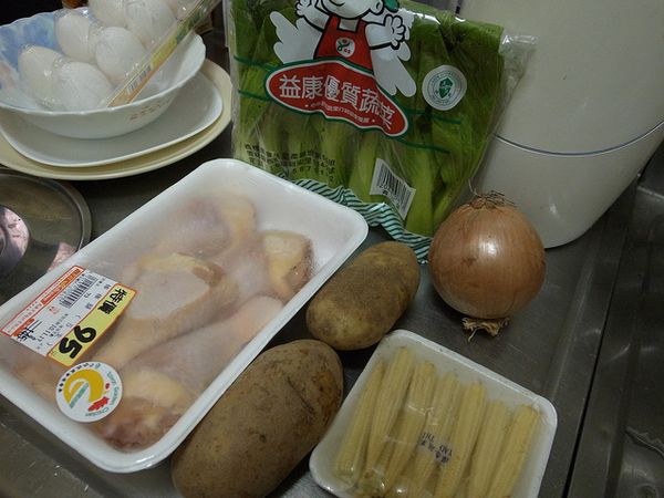 買一些雞腿+玉米筍+馬鈴薯+青江菜+蛋+麵條
