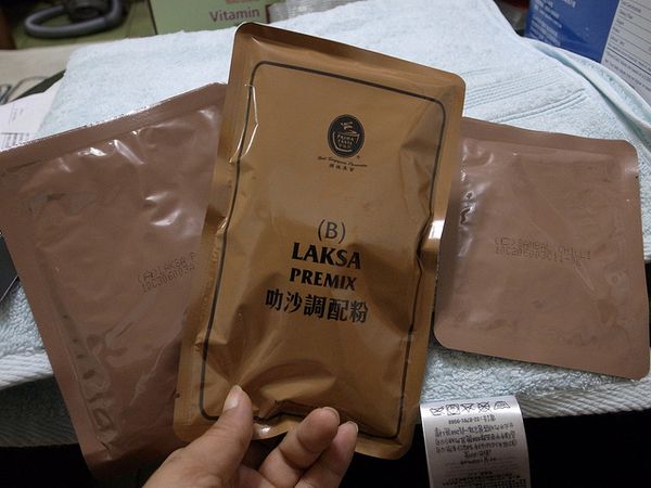 一盒裡面有三個料理包，說明書上寫著請把B+C包+600cc水，至於料理包A是辣的，我沒加進去就有一點辣味了