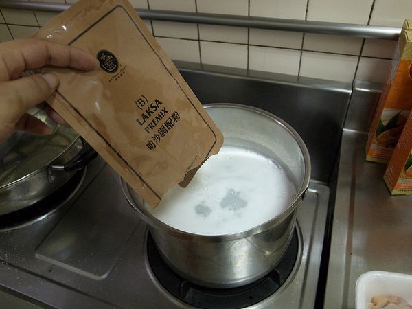 B料理包丟進去，好像全部都是椰奶味道，水變成白色