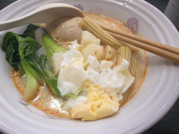 料除了清江菜和麵條外全部丟進去煮到滾，關小火