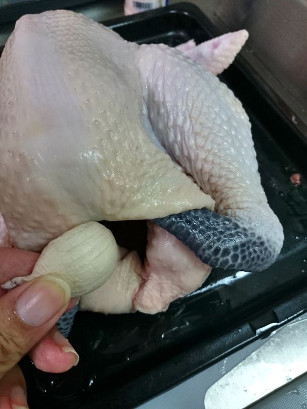 檸檬、大蒜不用去皮，清洗乾淨直接放進雞肚子