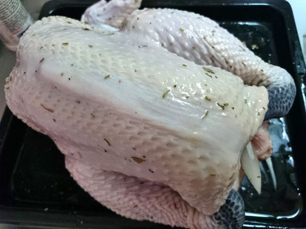 抹上打好的香料顆粒醬汁