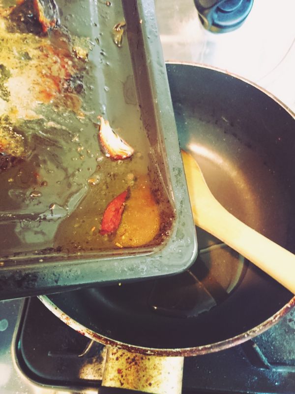 烤盤上精華倒入鍋中