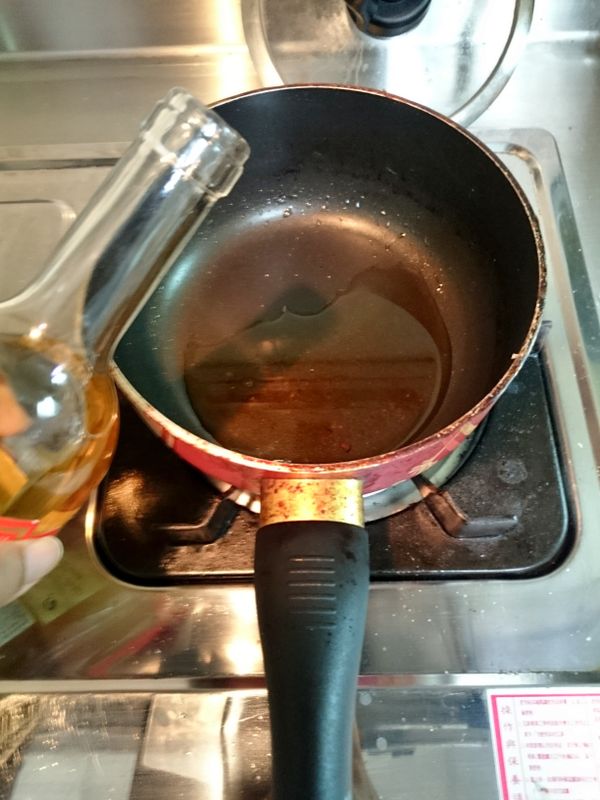 加入兩匙白酒，把它們煮滾後熄火