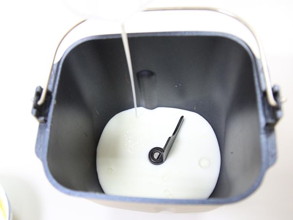 鮮奶160c.c倒入麵包容器。