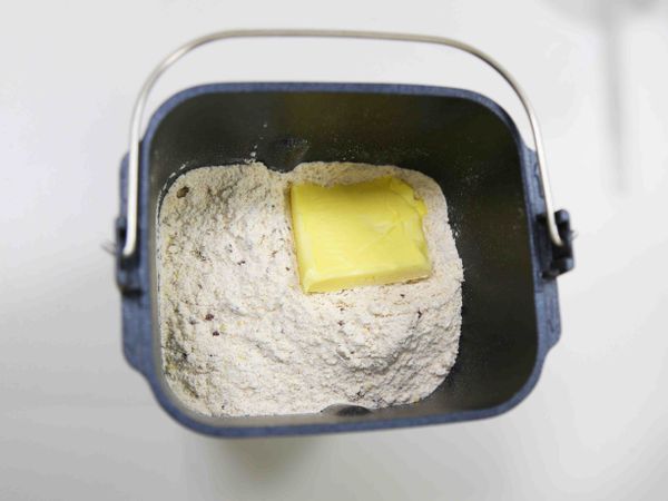 再加入奶油20g、速發酵母3公克(可另放入酵母容器或加入麵包容器。)將麵包機按下開始鍵。