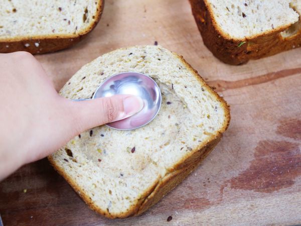 取湯匙將吐司中間壓凹