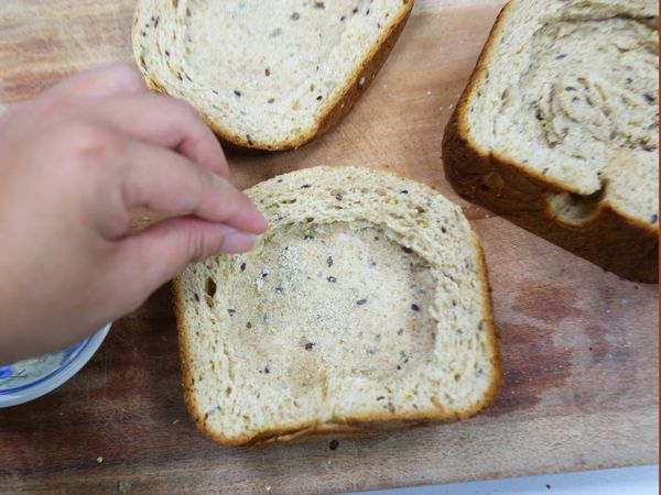 撒上黑胡椒及海鹽並打上雞蛋，在邊緣放上起司片