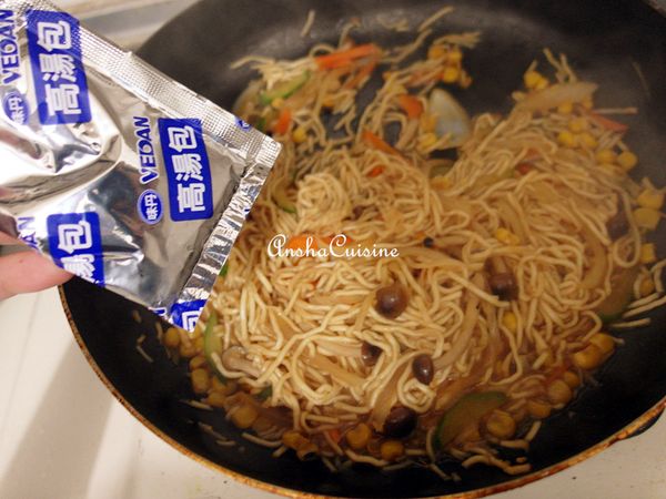 熱鍋加入配料炒香後加入２碗水，放入拉麵倒入高湯包至水分收乾