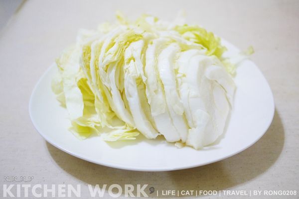 將水約600 CC煮滾　
大白菜切絲放進鍋中
水滾關小火悶煮３分鐘