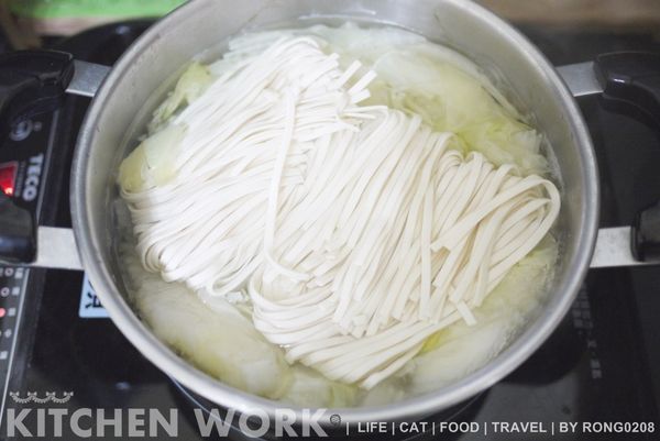 放入關廟麵繼續滾煮３分鐘