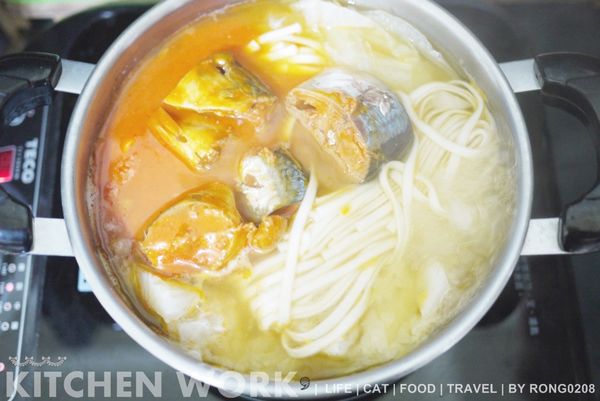 倒入茄汁鯖魚罐頭(連同茄汁)　
轉大火滾了即關火　
加入雞粉調味　
撒上蘿勒葉