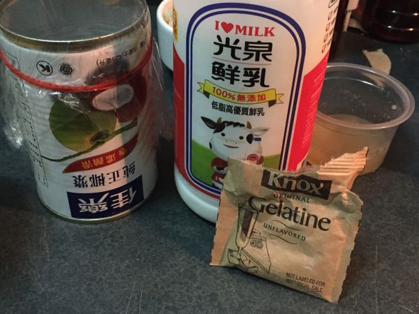 吉利丁粉泡2-3倍份量的水5分鐘