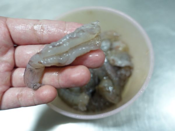 將白蝦剝殼洗淨，背部劃刀去腸泥，用米酒跟胡椒粉抓勻