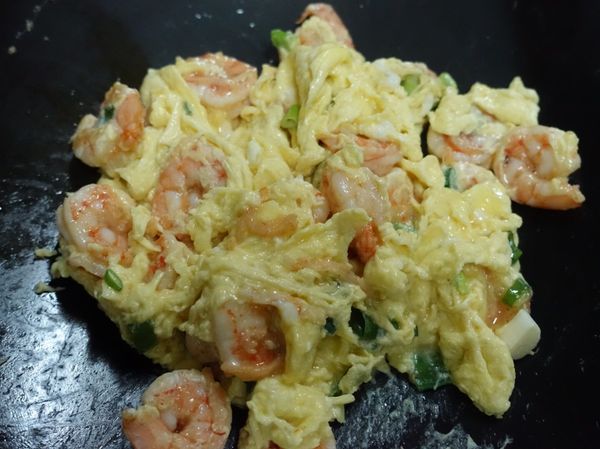 下油熱鍋，我用的是中式炒鍋，以小火沿著鍋邊轉一圈，油產生些紋路但不能冒煙，這時就可把步驟4.下鍋，開大火拌炒，大概五分熟或你自己想要的熟度關火，用餘溫再拌炒一下，完成