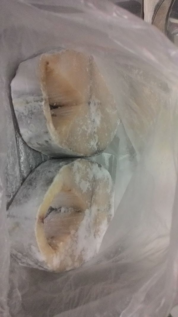 土魠魚切成大小適中之塊狀，用醃料醃24小時，入位備用。(記得放冰箱保鮮喔！)