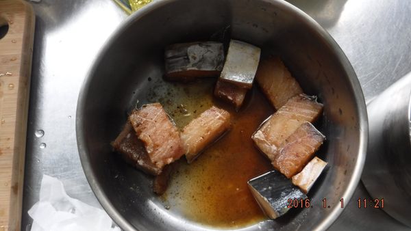 起油鍋，油要能淹過魚肉塊為原則。
將醃製好的土魠魚，充分裹上地瓜粉，待油熱之後，依序將裹粉的魚肉慢慢放入油鍋。