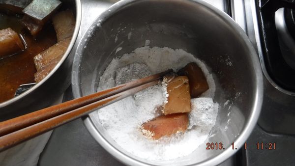 用中小火慢慢將魚炸得酥脆，需要一些時間，但不要急於開大火。