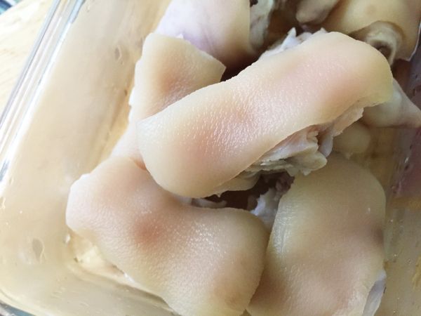 豬腳洗淨，滾水加薑、米酒川燙後，用冷水洗去浮渣，用刀輕刮豬皮，刮去角質，或有餘毛，也要拔乾淨呀~(買超市盒裝豬腳除毛除的挺乾淨)