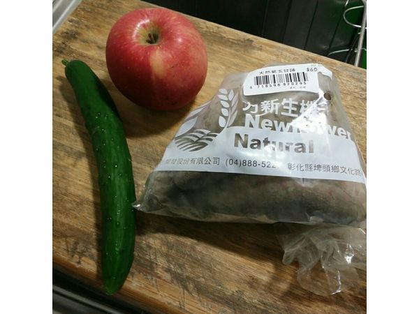 食材準備。我們家都是購買有機蔬果，不僅是為自己的健康把關，也是為環境友善盡一份心力。