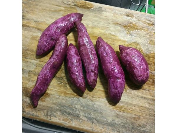 用菜瓜布將塵土刷洗乾淨即可，不用削皮。