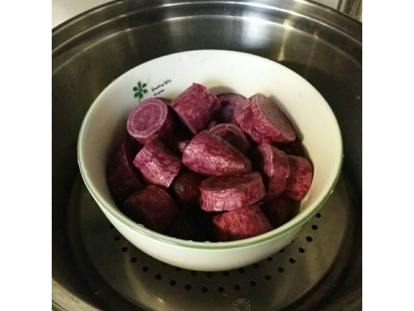 切塊放入電鍋，水加1杯，蒸約20分鐘。