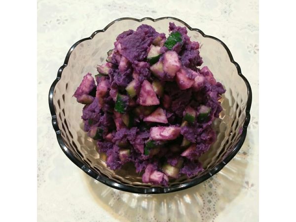 將瓜果與地瓜泥拌在一起，並加入50至100ml的冰鮮奶，拌勻後即可食用。