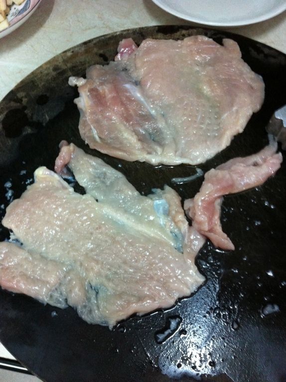 雞胸肉去筋、剖開敲薄備用