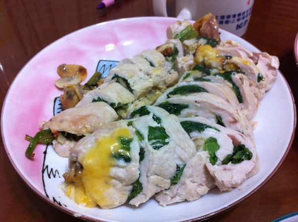 將雞肉卷先用鍋子煎上色，再用烤爐烤熟取出切片排盤即可