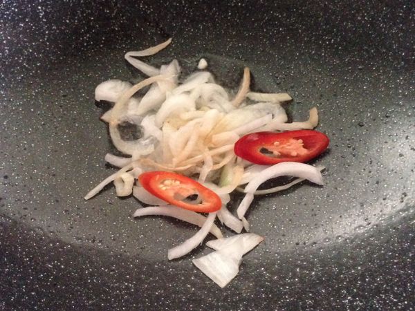 熱鍋加油，加入洋蔥和辣椒炒香